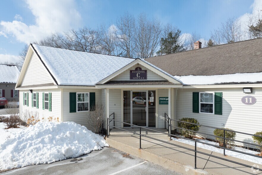 11 Daigle Ln, Sanford, ME à vendre - Photo du bâtiment - Image 2 de 3