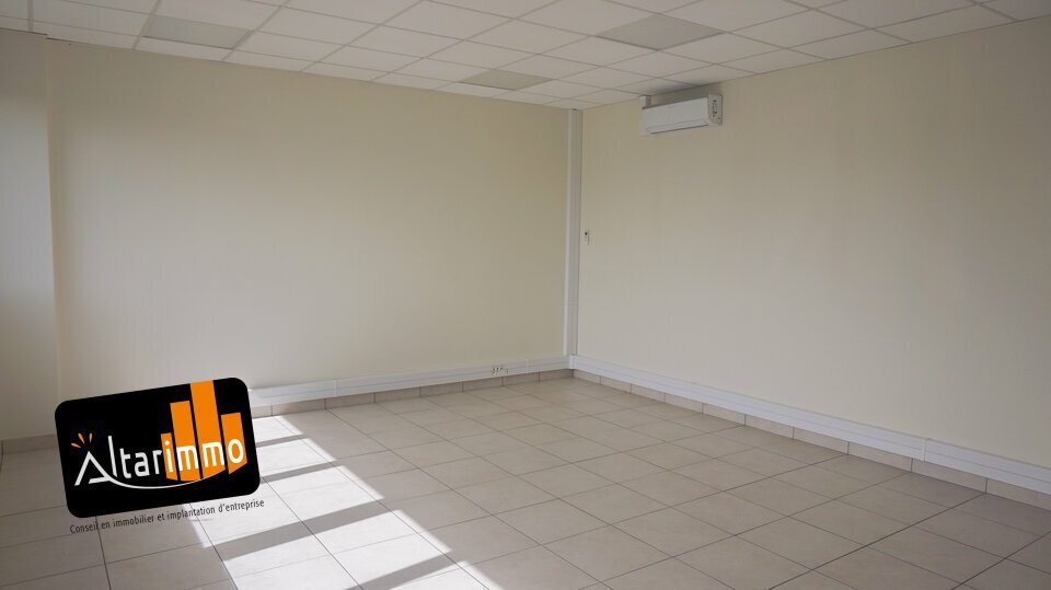 Flex in Chartres for lease - Interior Photo - Image 3 of 5