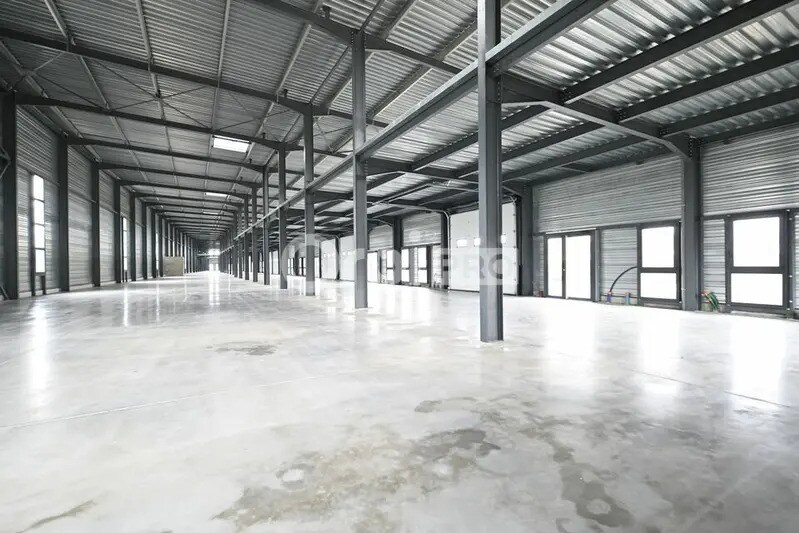 Flex in Bourgoin-Jallieu for lease - Interior Photo - Image 2 of 12