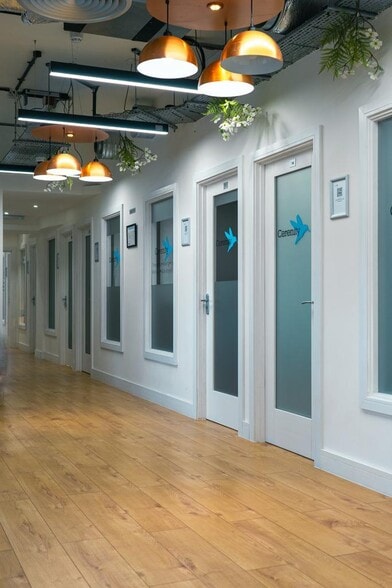 190 Camden High St, London for lease - Interior Photo - Image 3 of 9