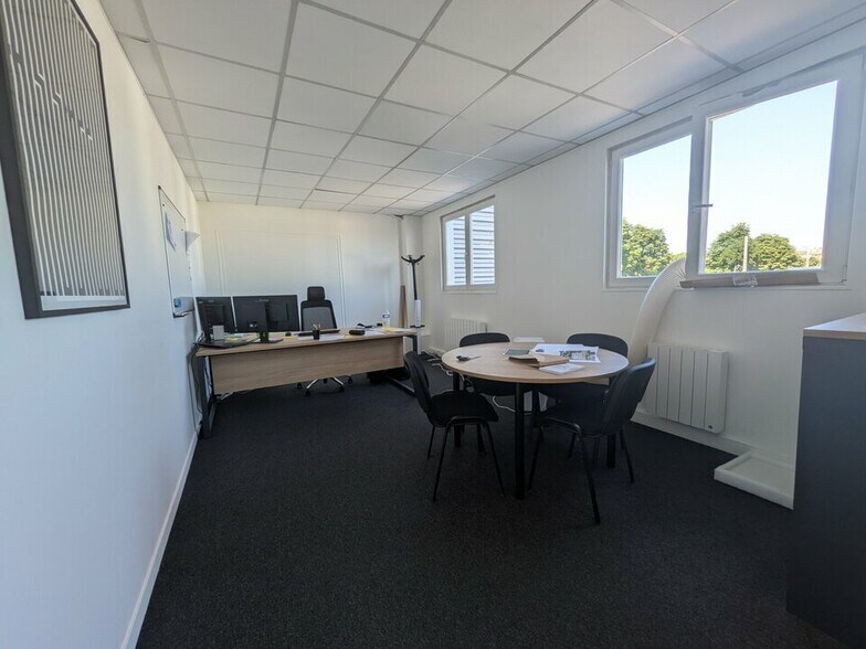 Office in Le Petit-Quevilly for lease - Interior Photo - Image 3 of 5