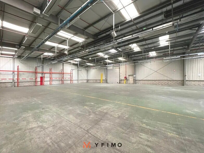 Flex in Les Mureaux for lease - Interior Photo - Image 3 of 3