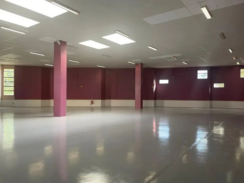 Flex in Saint-Denis for lease - Interior Photo - Image 1 of 15