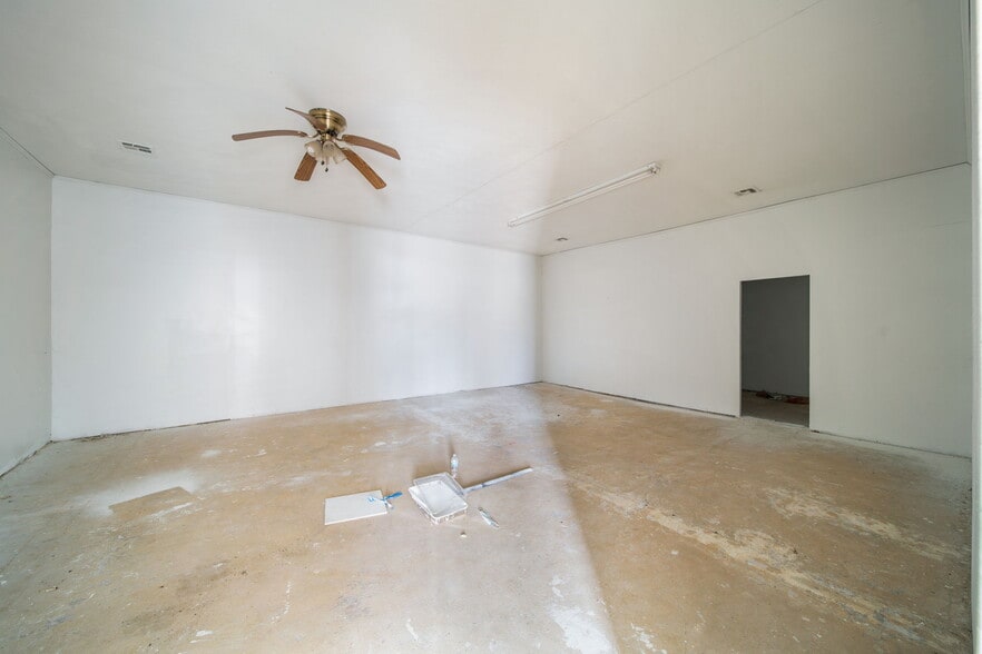 1010 E St Sw, Miami, OK for sale - Interior Photo - Image 2 of 8