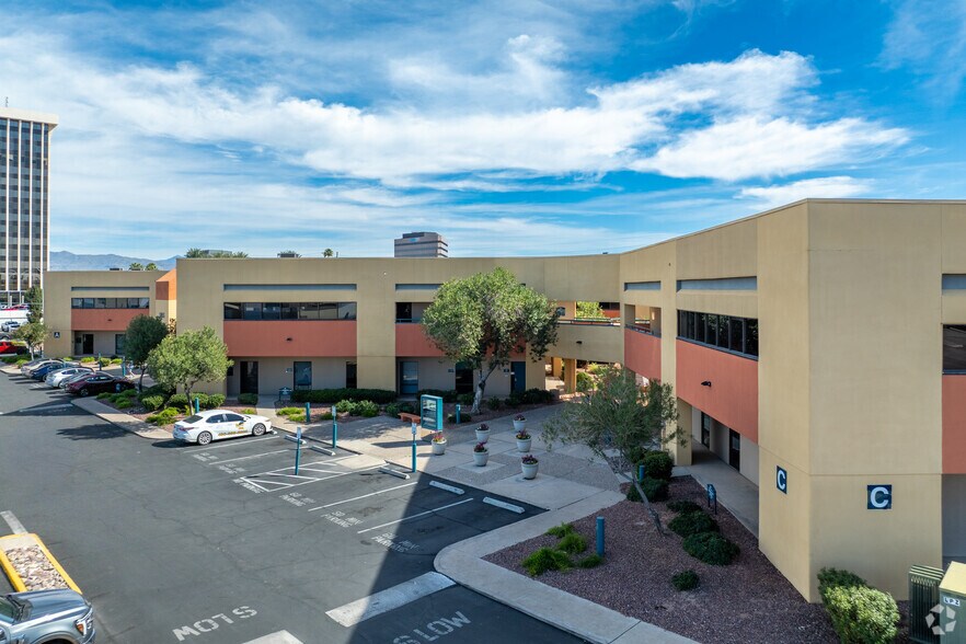 5055 E Broadway Blvd, Tucson, AZ à louer - Photo du bâtiment - Image 2 de 6
