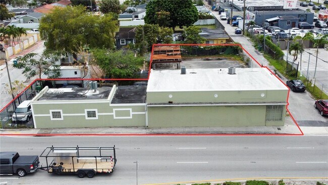Plus de détails pour 2600 NW 103rd St, Miami, FL - Commerce de détail à vendre