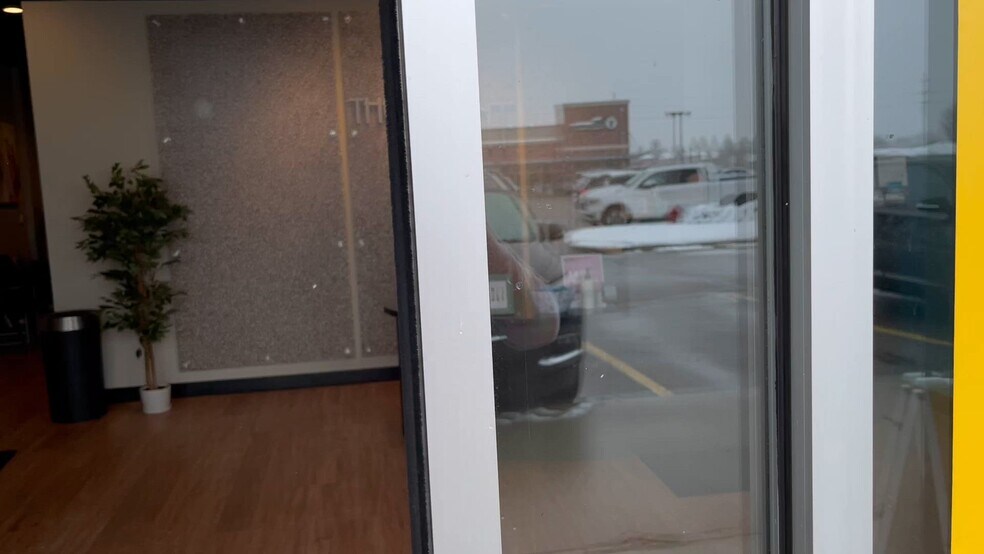 5860-5990 Sashabaw Rd, Independence Township, MI à louer - Vidéo sur l’inscription commerciale - Image 2 de 13