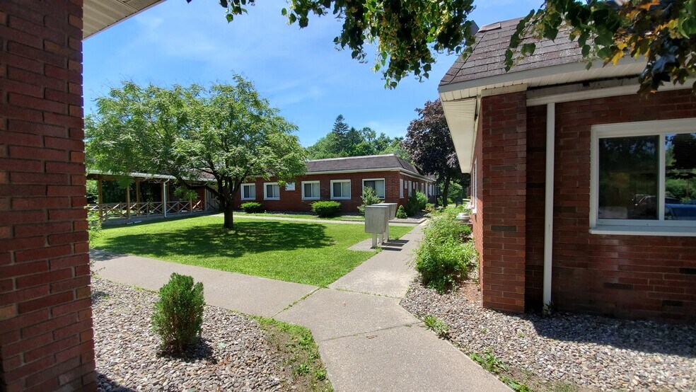 100-600 Aaron Ct, Kingston, NY à louer - Photo du bâtiment - Image 2 de 4