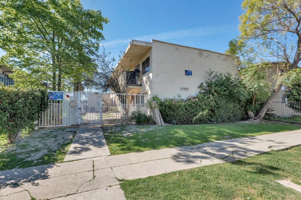 17926 Schoenborn St, Northridge, CA à vendre Photo principale- Image 1 de 27