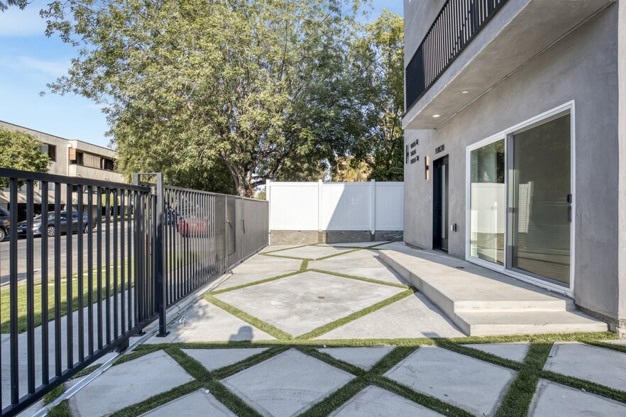 10828 Hesby St, North Hollywood, CA for sale - Building Photo - Image 3 of 98