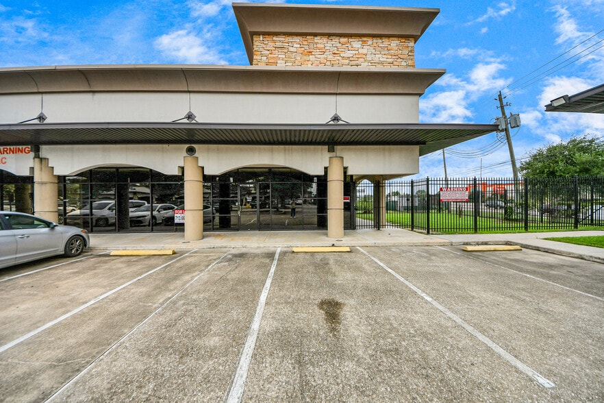10019 Main St, Houston, TX for lease - Building Photo - Image 3 of 27