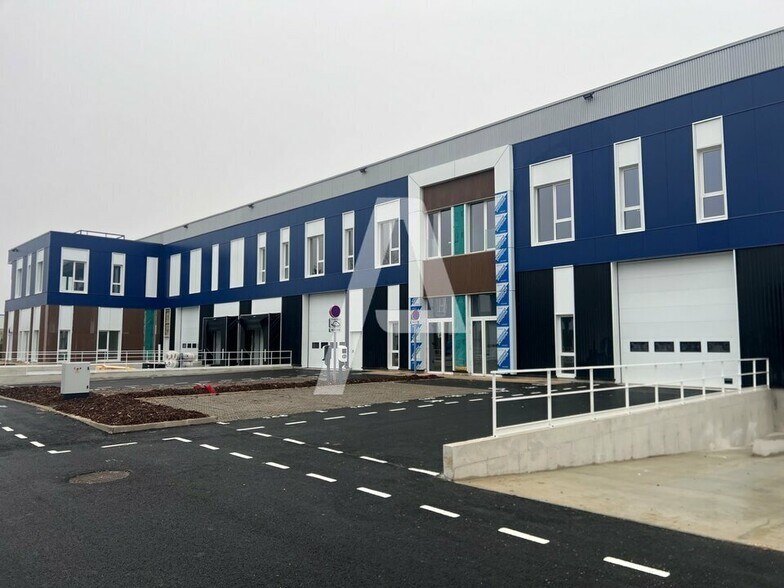 Industrial in Moissy-Cramayel for lease - Building Photo - Image 1 of 5