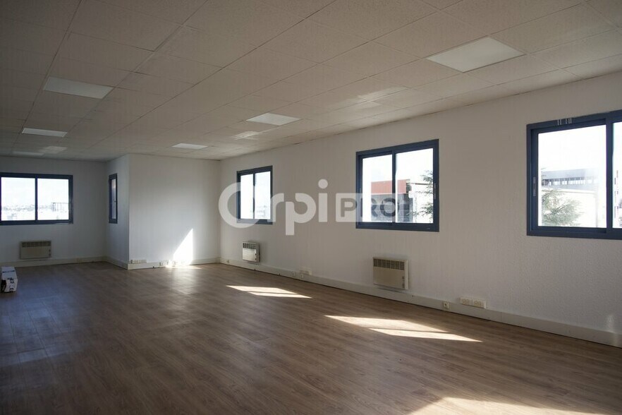 Office in Chassieu for lease - Interior Photo - Image 1 of 10