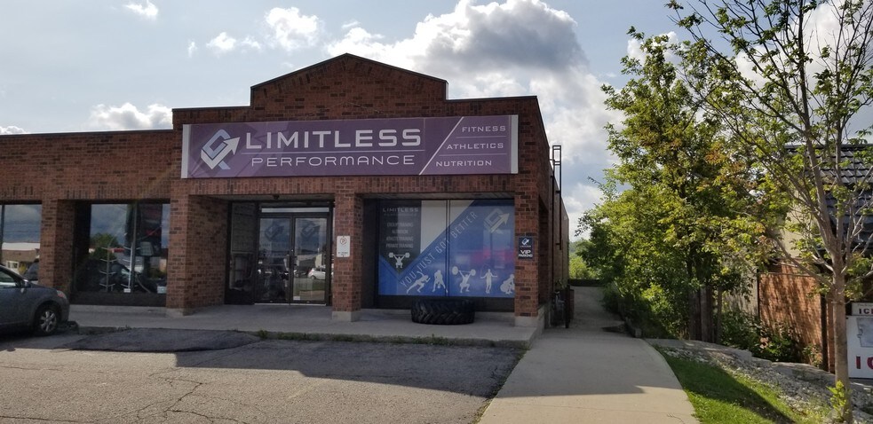 1585 Victoria St N, Kitchener, ON à louer - Photo du bâtiment - Image 3 de 5