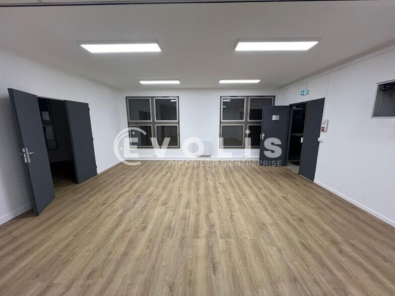 Office in Torcy for lease - Interior Photo - Image 1 of 6