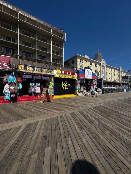 107 Atlantic Ave, Ocean City, MD à vendre - Photo du bâtiment - Image 2 de 9