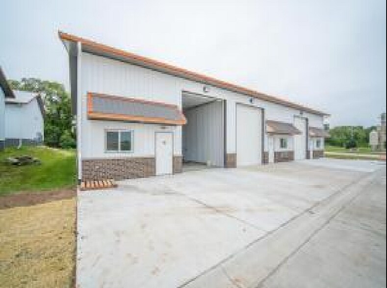 3439 County Hwy D, West Bend, WI à louer - Photo du bâtiment - Image 2 de 2