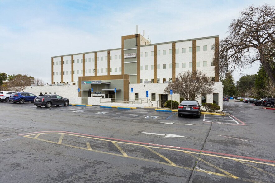 6620 Coyle Ave, Carmichael, CA à louer - Photo du bâtiment - Image 2 de 4