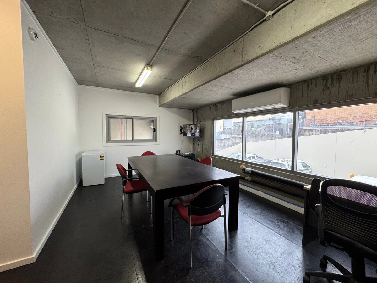 423-427 The Blvd, Kirrawee, NSW 2232 - Unit 3 - - Interior Photo - Image 2 of 3