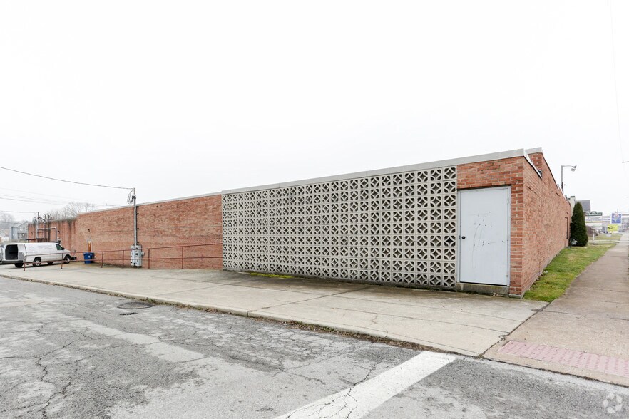 250 Castalia St, Bellevue, OH à louer - Photo du bâtiment - Image 3 de 5