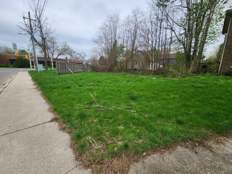 685 Brant St, Burlington, ON à vendre - Photo du bâtiment - Image 2 de 4