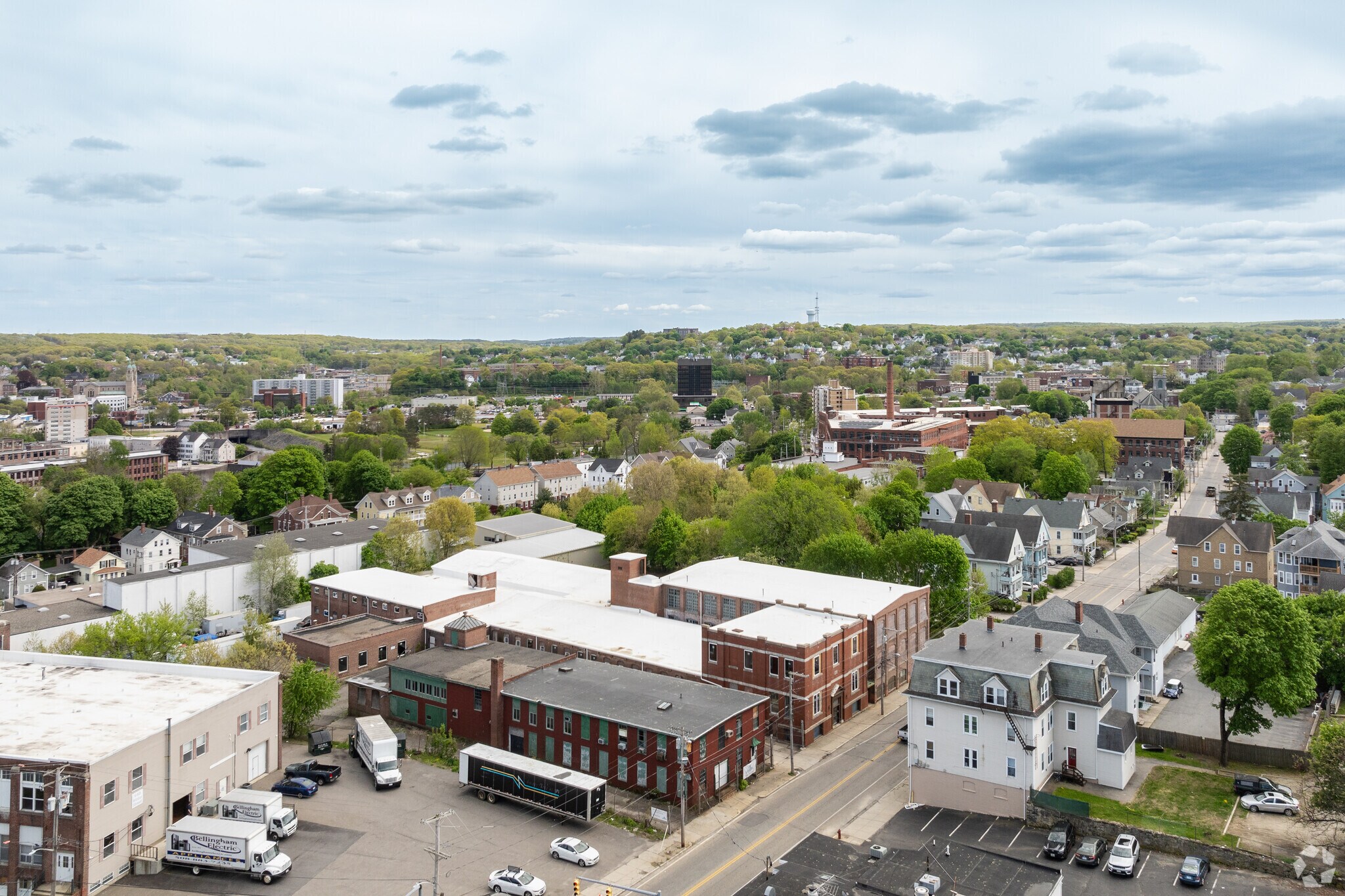 565 N Main St, Woonsocket, RI à vendre Photo du bâtiment- Image 1 de 14