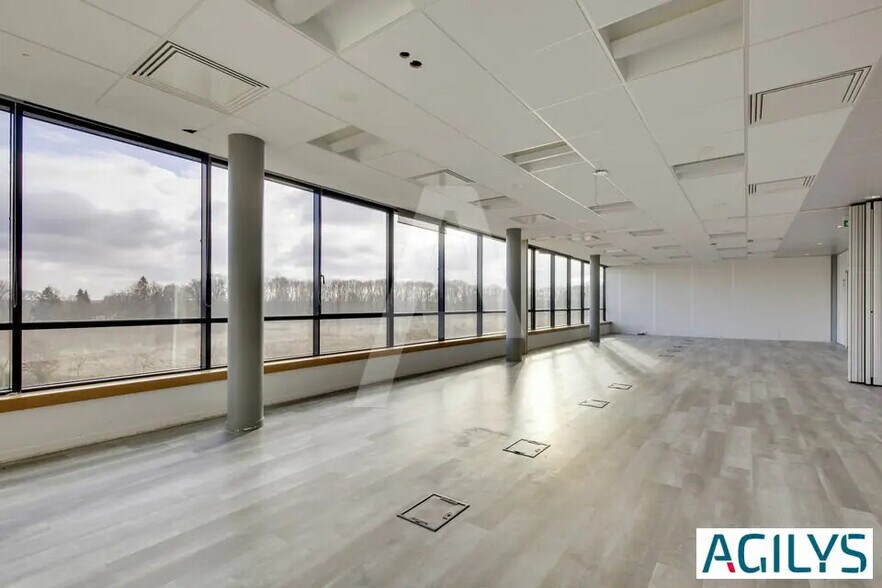 Office in Saclay for lease - Interior Photo - Image 2 of 12