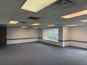 1 Smoke Tree Plz, North Aurora, IL for lease Interior Photo- Image 2 of 13