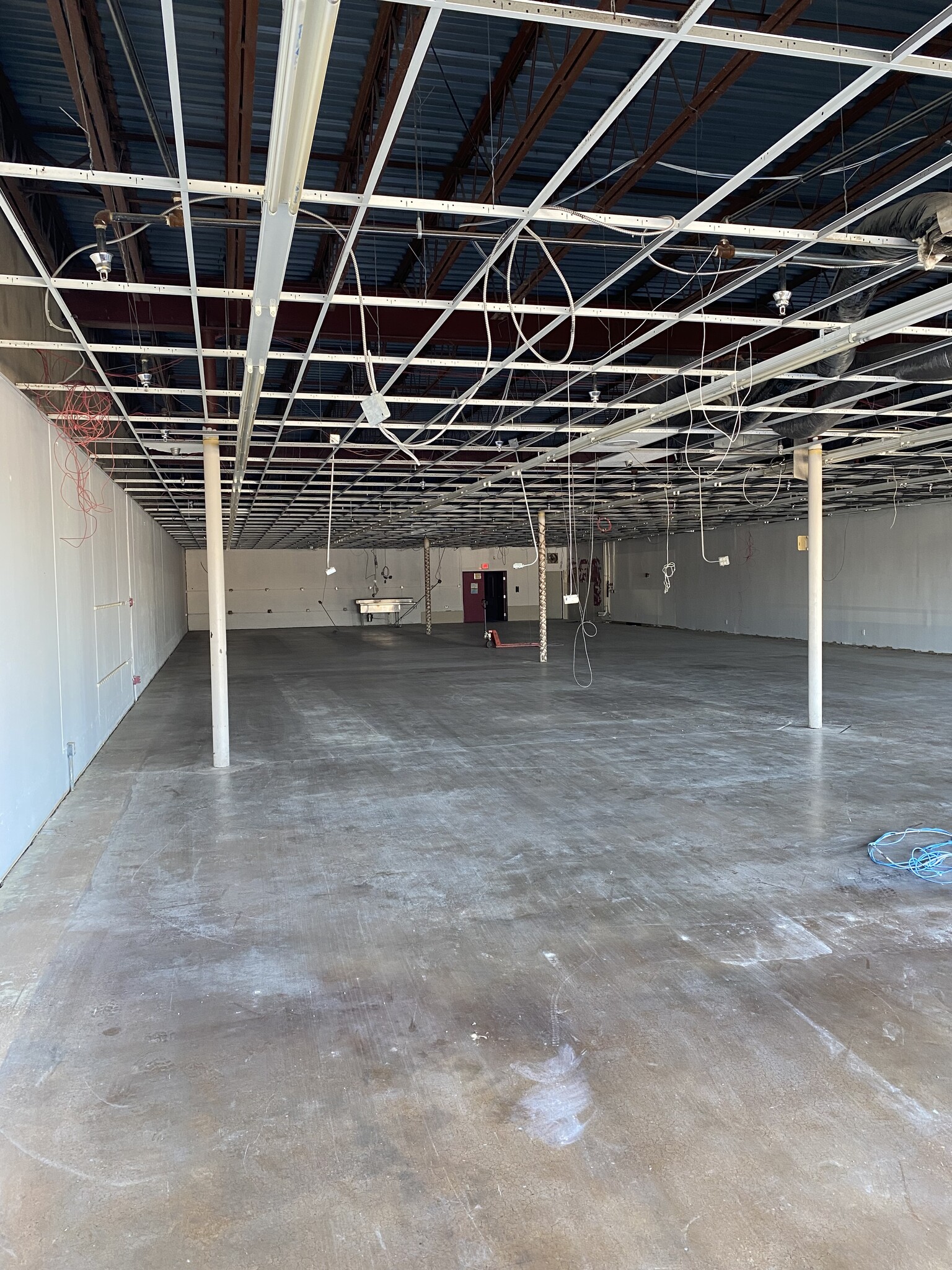 101-195 N Parker St, Olathe, KS for lease Interior Photo- Image 1 of 5