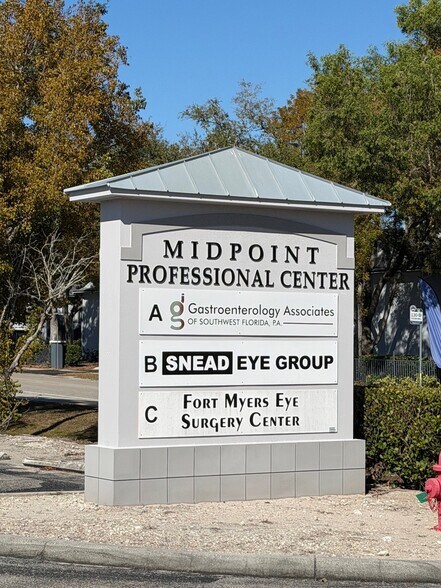 4790 Barkley Cir, Fort Myers, FL à vendre - Photo du bâtiment - Image 3 de 6