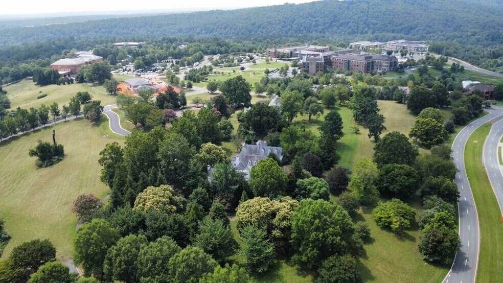 384 Worrell Dr, Charlottesville, VA à vendre - Photo du bâtiment - Image 2 de 5