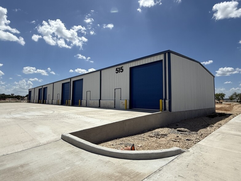 8081 Old Bastrop Rd, New Braunfels, TX for lease - Building Photo - Image 3 of 24