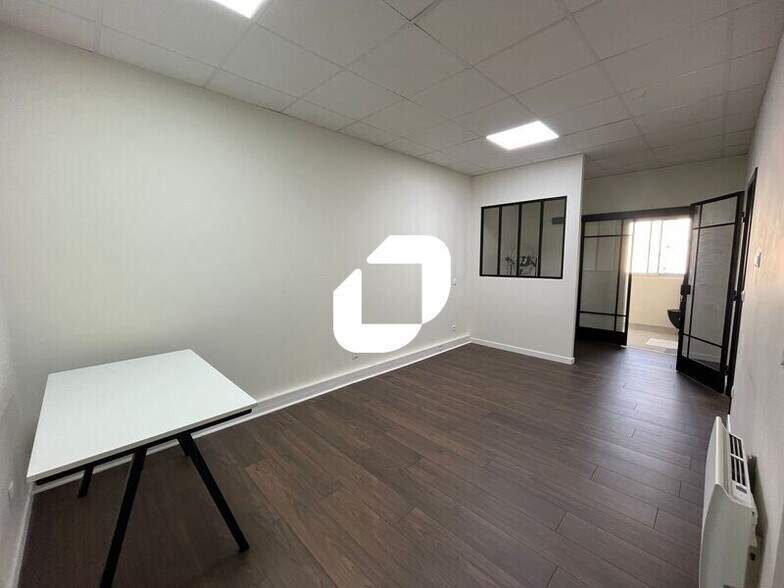 Office in Montigny-le-Bretonneux for lease - Interior Photo - Image 2 of 11