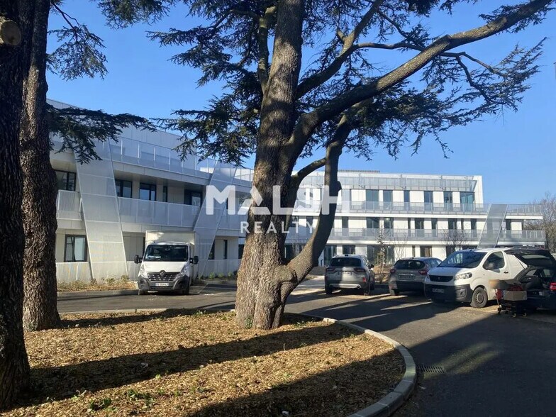 Office in Limonest for lease - Building Photo - Image 3 of 12