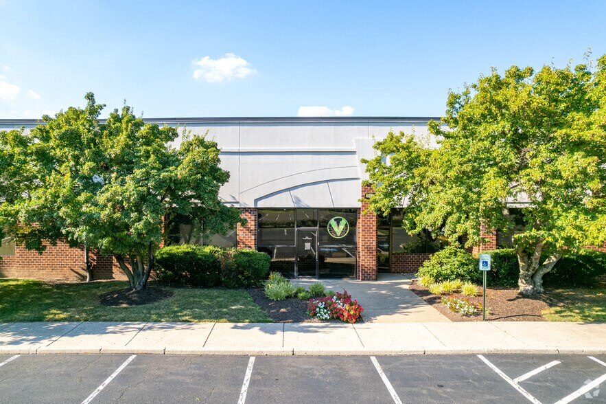 105 Terry Dr, Newtown, PA à louer - Photo du bâtiment - Image 3 de 5