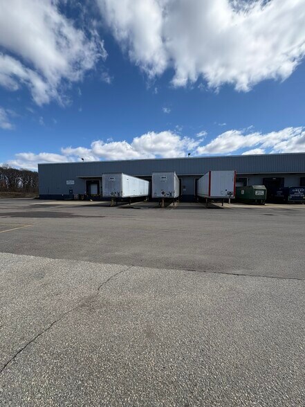 10 New Rd, Rumford, RI à louer - Photo du bâtiment - Image 3 de 17