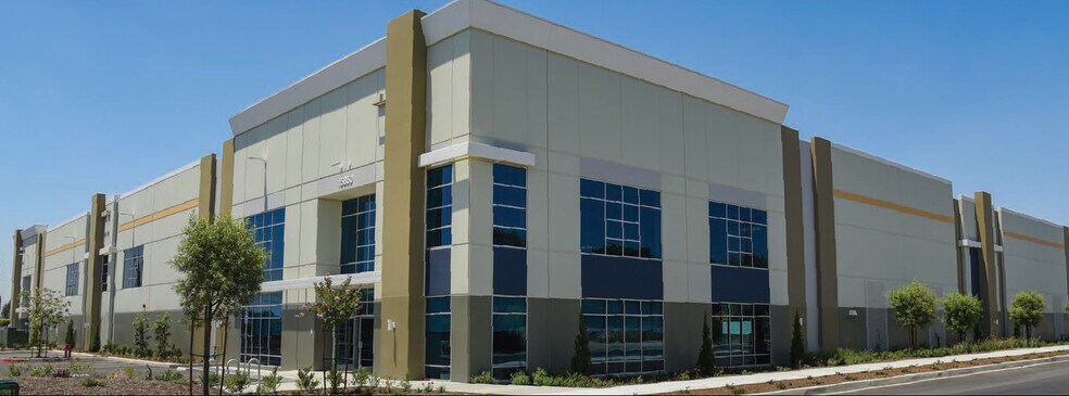 15850 Slover Ave, Fontana, CA à louer - Photo du bâtiment - Image 1 de 12