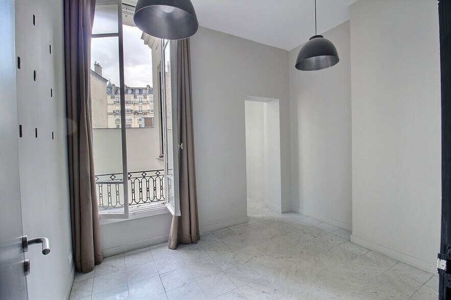 Office in Paris for lease - Interior Photo - Image 3 of 7