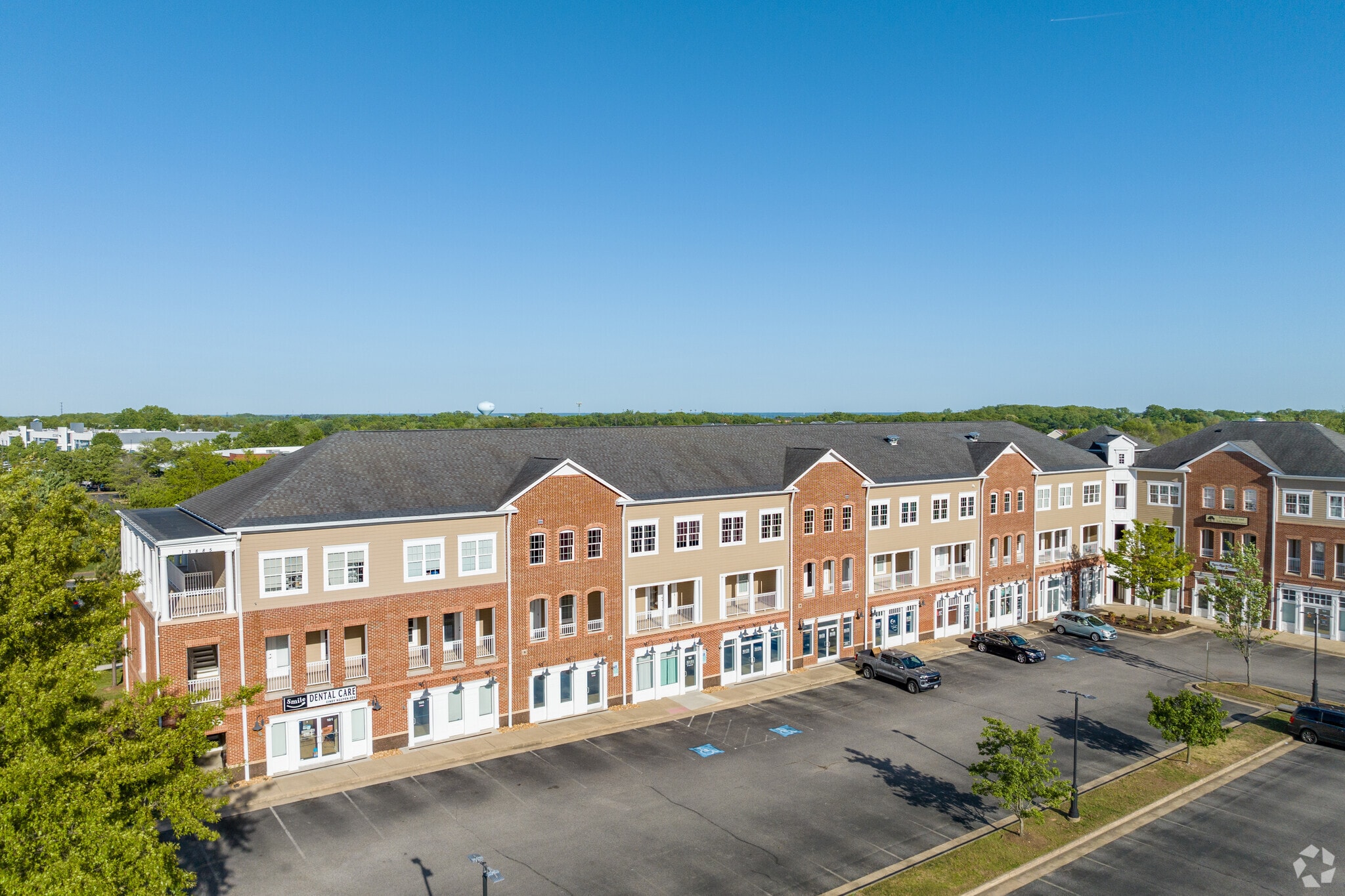 13885 Hedgewood Dr, Woodbridge, VA à vendre Photo principale- Image 1 de 16