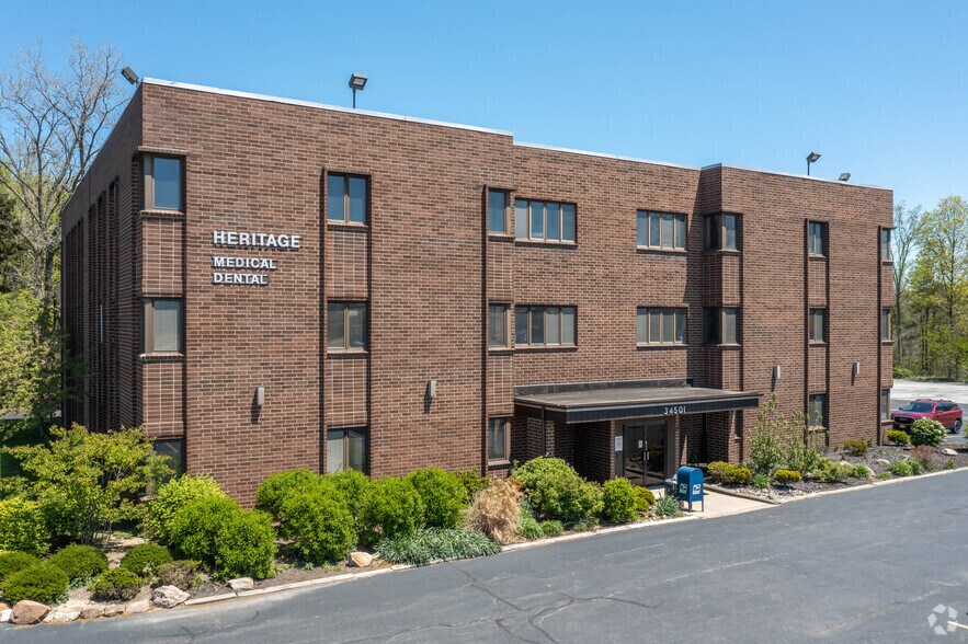 34501 Aurora Rd, Solon, OH for lease - Building Photo - Image 1 of 18