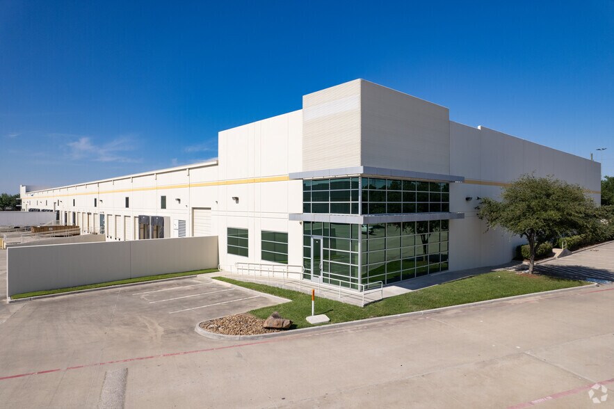 4710 N Sam Houston Pky W, Houston, TX à louer - Photo du bâtiment - Image 2 de 19