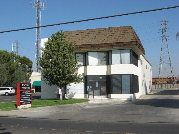 4420 Easton Dr, Bakersfield, CA à louer Photo du bâtiment- Image 1 de 6