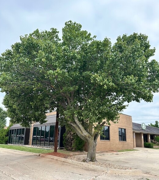 11102 N Stratford Dr, Oklahoma City, OK for sale - Building Photo - Image 2 of 14