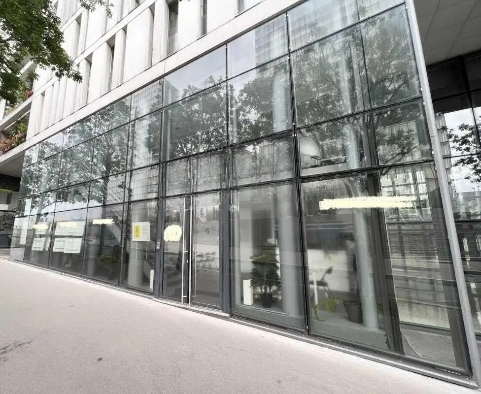 Retail in Paris for sale Building Photo- Image 1 of 6