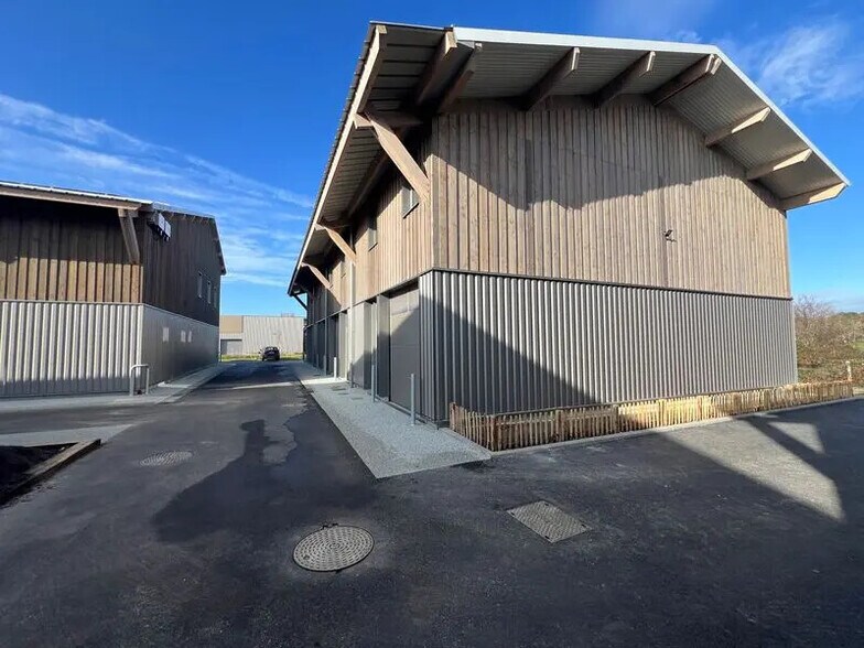 Local d'activités dans Le Haillan à vendre - Photo du bâtiment - Image 2 de 13