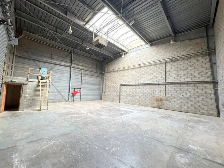 Flex in Orgeval for lease - Interior Photo - Image 3 of 7