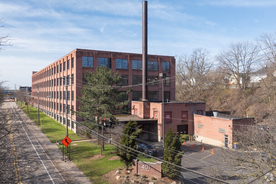 401 Hall St SW, Grand Rapids, MI à louer - Photo du bâtiment - Image 1 de 10