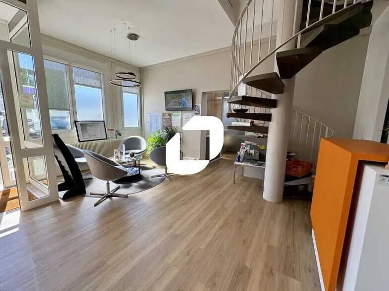 Bureau dans Maurepas à louer - Photo du bâtiment - Image 2 de 28