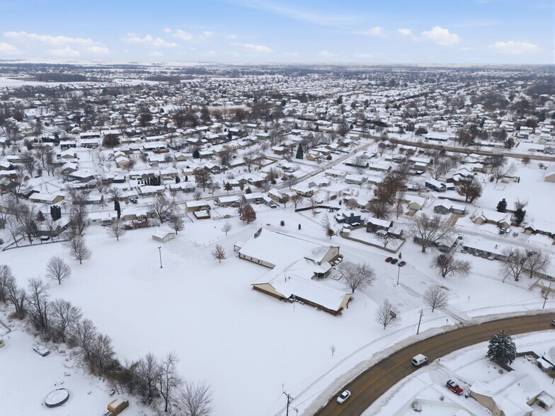 1700 Boyson Rd NE, Cedar Rapids, IA à vendre - Photo du bâtiment - Image 3 de 37