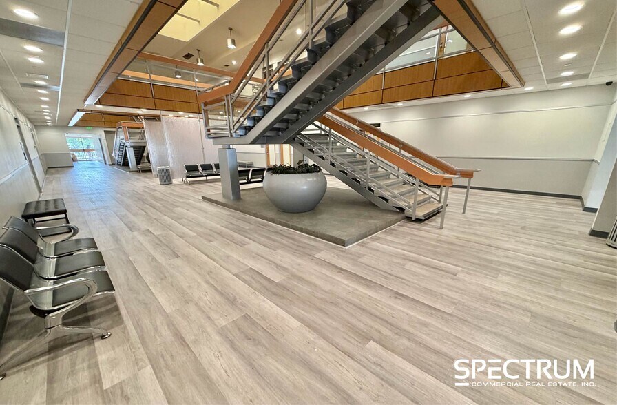 18433 Roscoe Blvd, Northridge, CA à louer - Photo du bâtiment - Image 3 de 6